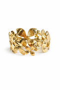 Elegant Carine bracelet jonc with a sleek design, showcasing intricate metalwork and a polished finish.